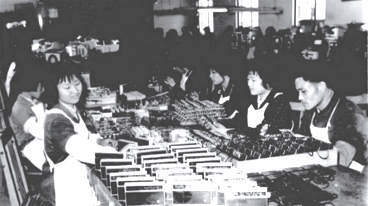 1975年的新安江无线电厂收音机生产车间